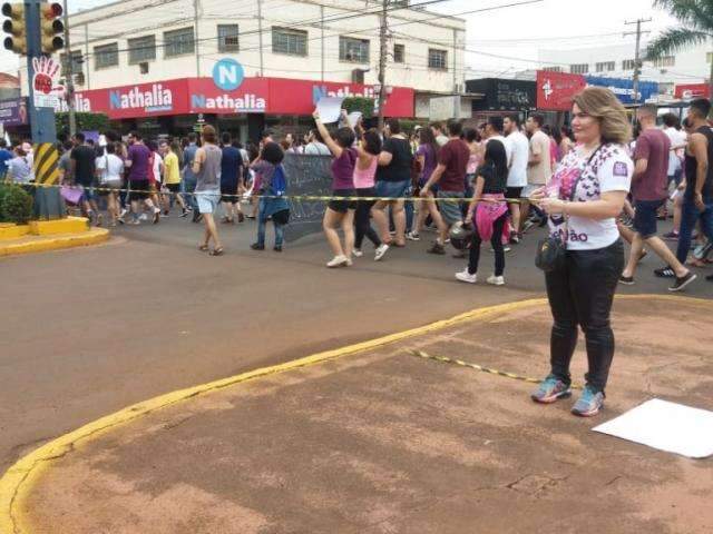 &ldquo;#EleN&atilde;o&rdquo; leva manifestantes para passeata sem escolta em avenida