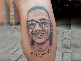 Tatuagem realista mostra Kauê sorrindo (Foto: Eduardo Mariani)