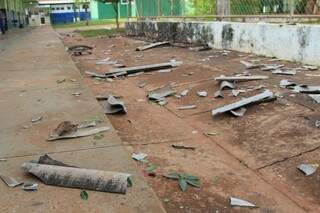 Restos de telhas de escola arrancados durante temporal de ontem (Foto: Marina Pacheco)
