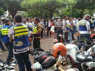 Mototaxistas foram à Prefeitura de Campo Grande. (Foto: Richelieu de Carlo),