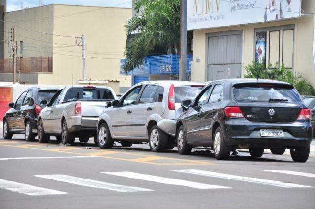 Quatro ve&iacute;culos se envolvem em engavetamento na rua Cear&aacute;