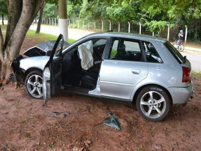 Homem sofre infarto e bate carro em &aacute;rvore no Parque dos Poderes