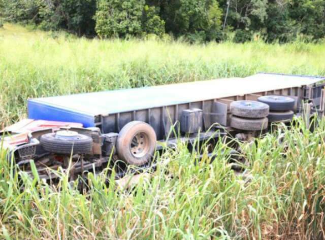  Motorista &eacute; atacado por marimbondo e tomba caminh&atilde;o na BR-163