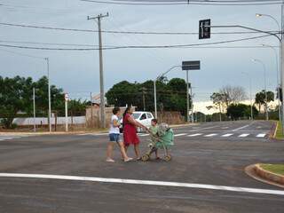 Com os filhos, Joice agora acredita que pode ter um pouco mais de segurança ao atravessar a via (Foto: Pedro Peralta)