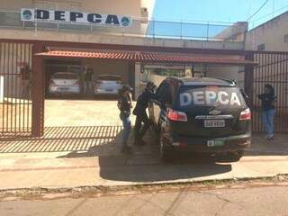 Envolvidos no crime estão sendo ouvidos agora na DEPECA, em Campo Grande (Foto: Yarima Mecchi)