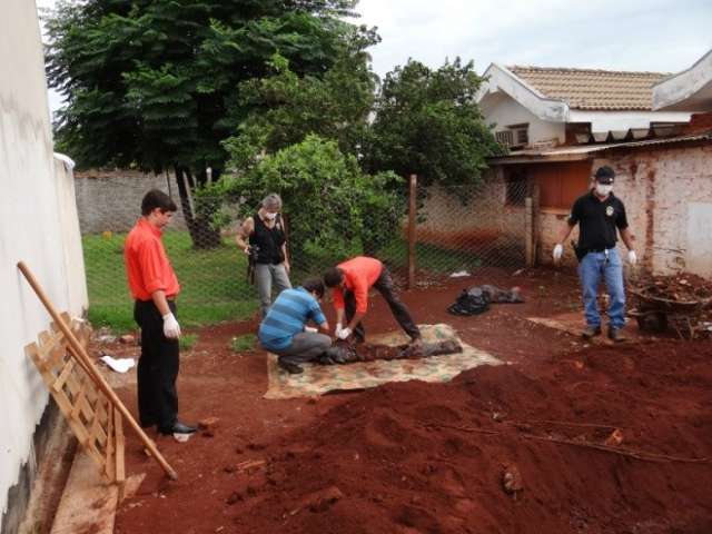 Corpo de mulher  desaparecida &eacute; encontrado enterrado em fundo de quitinete 