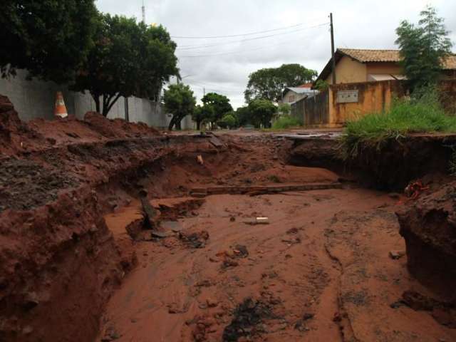 Chuva r&aacute;pida abre cratera de 6 metros em obra inacabada e interdita rua