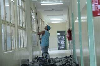 Funcionários concluem pintura na área interna da unidade. (Foto:Alan Nantes)