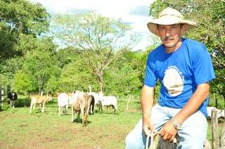 A produção de 18 vacas leiteiras rende R$ 800 por mês para  Arancíbio de Arruda. (Foto: João Garrigó)