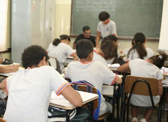 A dois dias do in&iacute;cio das aulas, faltam merendeiras e materiais escolares