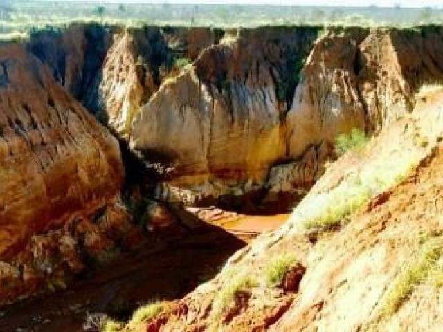 Fazendas s&atilde;o multadas por causar &lsquo;burac&otilde;es&rsquo; &agrave; margem de rodovia