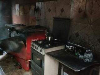 Vários eletrodomésticos e objetos ficaram destruídos, após incêndio na casa. (Foto: Adriano Fernandes)