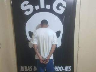 Suspeito de cometer homicídio preso em delegacia (Foto: Divulgação)