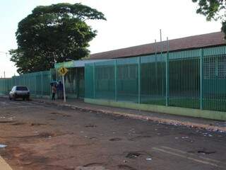 Santinhos espalhados no entorno da Escola Estadual Profª Celia Maria Naglis(Foto: Marina Pacheco) 