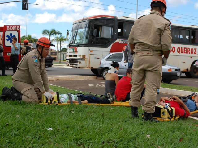  Acidente envolvendo carro e &ocirc;nibus deixa 4 pessoas da mesma fam&iacute;lia feridas