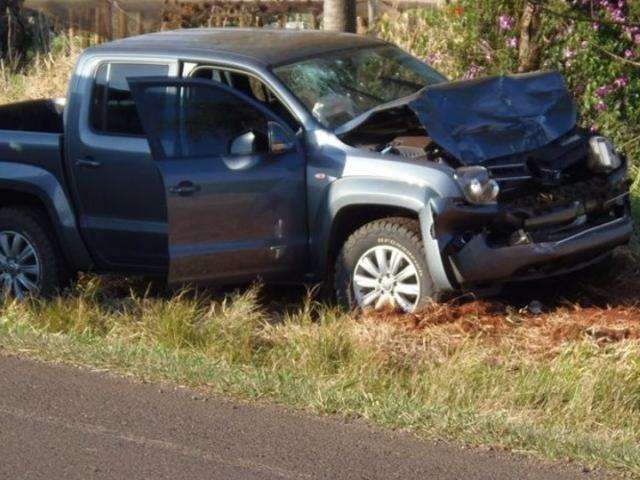 Motorista perde controle de caminhonete e colide na traseira de caminh&atilde;o