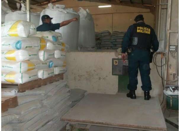 Homem morre soterrado por 6 toneladas de produtos agr&iacute;colas