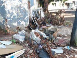 Esquina da Rua dos Barbosas vira lix&atilde;o a c&eacute;u aberto, denuncia morador