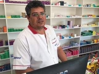 O atendente de farmácia Silvio Gomes da Cruz diz que recebe vários clientes reclamando do problema. (Foto: Ronie Cruz)
