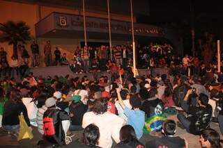 Manifestantes sentam em meio a rua na frente da Câmara Municipal (Foto: Marcos Ermínio)