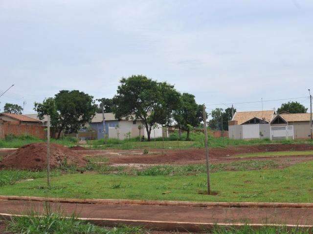 Matagal em bairro d&aacute; lugar a obra de pra&ccedil;a, mas constru&ccedil;&atilde;o fica abandonada