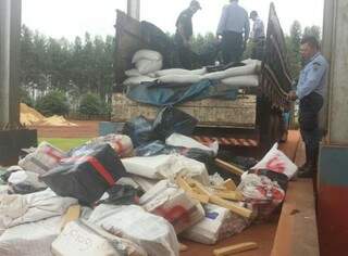 Ao fugir, condutor é preso com 4 toneladas de droga em carga de chia Ao fugir, condutor é preso com 4 toneladas de droga em carga de chia