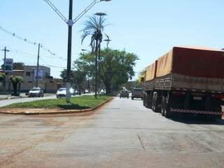 Trecho da Hayel Bon Faker que vai ser ampliado; circulação de caminhões é problema diário (Foto: Helio de Freitas)