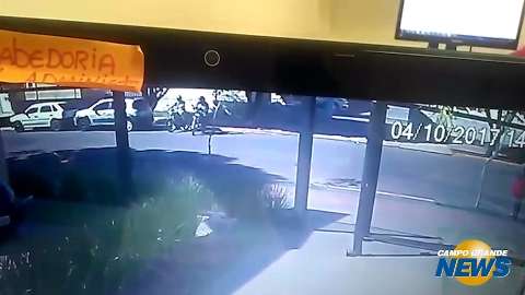 Sem ação: vítima vê dupla furtar motocicleta em frente ao local de trabalho
