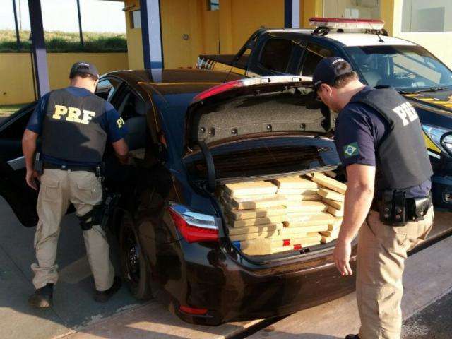 Traficante abandona carro com 500 kg de droga, incluindo &#039;supermaconha&#039;