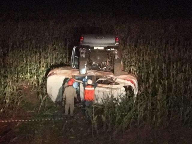 Caminhonete para sobre carro em planta&ccedil;&atilde;o ap&oacute;s capotagem na BR-267