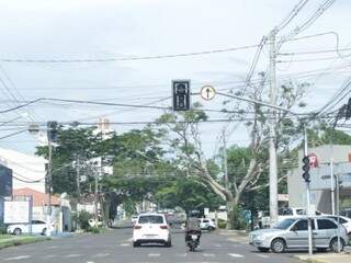 Veículos passando por semáforo desligado no cruzamento das Ruas Joaquim Murtinho e Bahia (Foto: Kisie Ainoã)