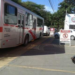 Até motorista de ônibus urbano improvisa ponto final e para em local proibido para comprar chipa e caldo de cana (Fotos: Eliete Verão)