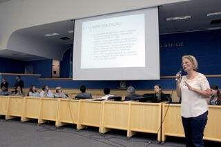 Mariah Barros apresenta detalhes da campanha de vacinação contra o vírus influenza. (Foto: Izaias Medeiros)