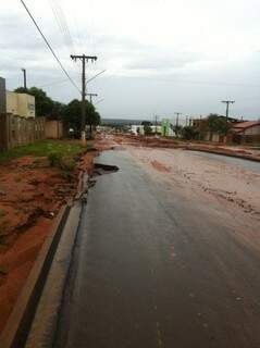 Chuva abriu buracos e causou prejuízos a moradores e motoristas. (Foto: Reprodução / Facebook)