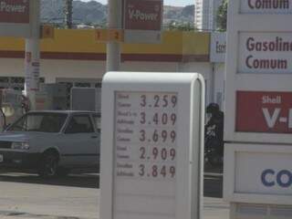 Segundo pesquisa da ANP entre os dia 16 e 22 de julho, posto vendia gasolina por R$ 2,99. Hoje, preço subiu para R$ 3,69. (Foto: Marcos Ermínio)