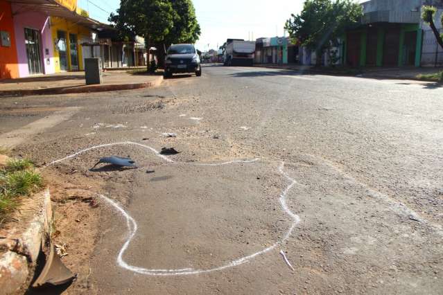 Motorista bate em moto, fere dois, foge, mas esquece placa no local