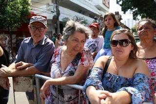 Dona Laura e o esposo não perdem um desfile e chamaram atenção ao cantar o hino nacional (Foto: Fernando Antunes)