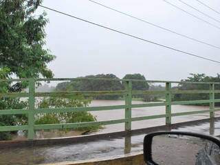 Água chega ao asfalto em ponte em Aquidauana (Foto: O Pantaneiro)
