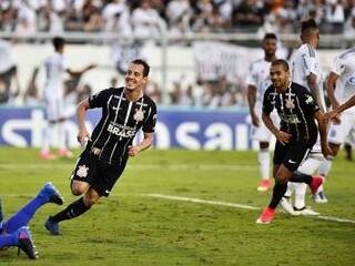 Rodriguinho foi o astro da partida, marcando dois e contribuindo com outro. (Foto: Marcos Ribolli/Globo Esporte) 