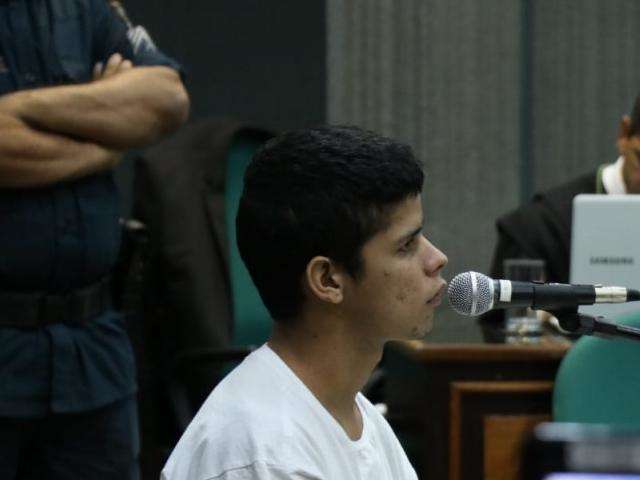 Chorando, Nando nega crime durante julgamento e diz que era amigo de v&iacute;tima 