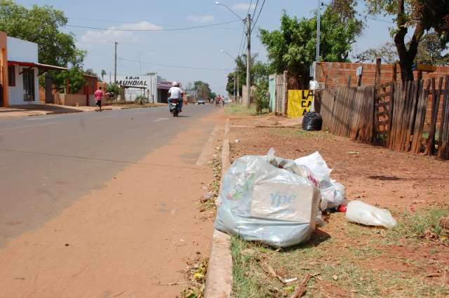 Ap&oacute;s paralisa&ccedil;&atilde;o da coleta, bairros passam fim de semana com lixo na rua