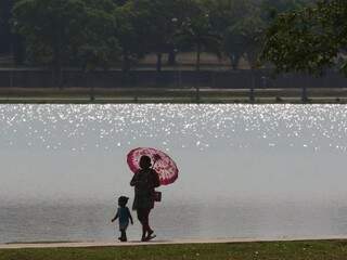Moradores de Três Lagoas durante passeio no centro da cidade. Previsão é de calor amanhã (13), mas tempo pode virar sábado e domingo. (Foto: André Bittar)