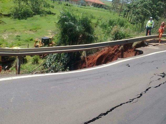 Trecho de rodovia que corta o Estado continua interditado ap&oacute;s duto romper