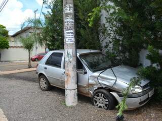  Carro vai parar entre muro e poste de cal&ccedil;ada ap&oacute;s colis&atilde;o na rua Alagoas