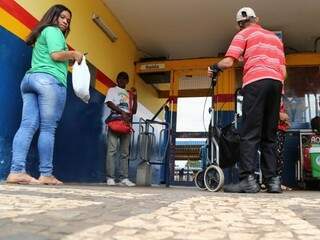 Dilma e o filho João, com necessidades especiais, na entrada do terminal Bandeirantes. (Foto: Alcides Neto)