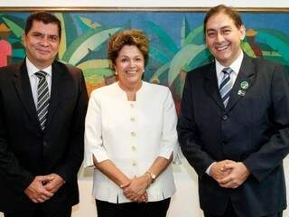 Bernal e prefeito de Palmas posam com a presidente Dilma Rousseff durante encontro nesta quinta em Brasília. (Foto: Divulgação)