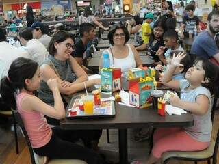 Renata com a família; só a parada para o lanche foram R$ 50 (Foto: Paulo Francis)