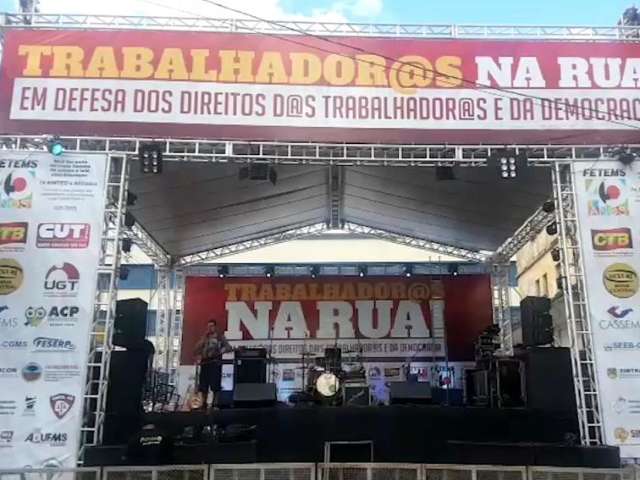 Comemora&ccedil;&atilde;o antecipada do Dia do Trabalho tem shows na Esplanada 