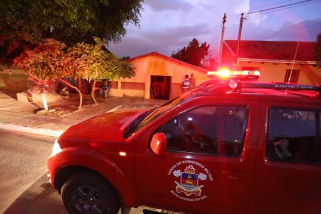 Curto-circuito provoca inc&ecirc;ndio no bairro Silva Regina