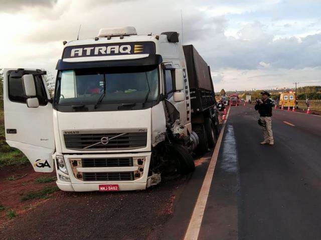 Colisão entre carro de passeio e carreta termina em morte na BR 163